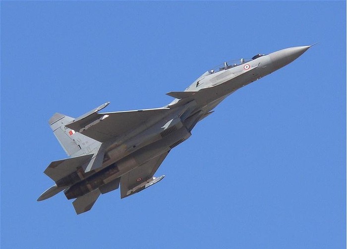 Sukhoi Su-30MKI có hệ thống điện tử hành không tương ứng với các chiến cơ của Pháp và Israel.